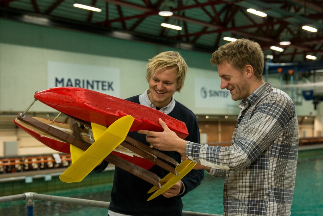 Fredrik Storflor Moen (t.h) og John Martin Kleven Godø viser frem prototypen på Sintef Ocean. Foto: Torgeir Storflor Moen