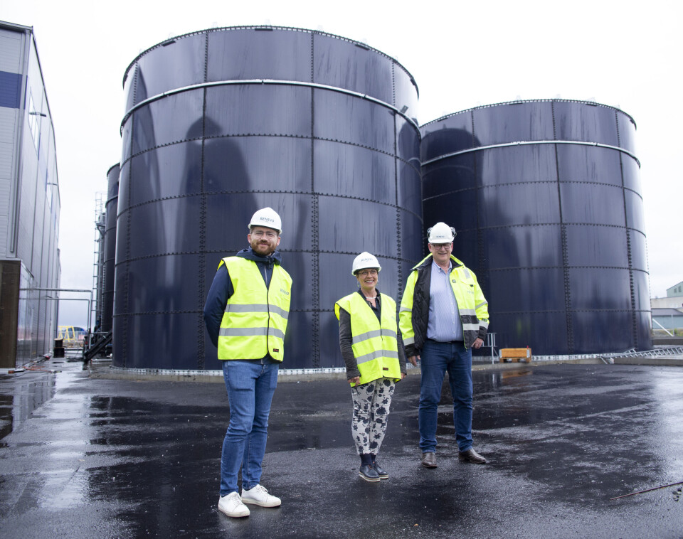 Klima- og miljøvernminister Sveinung Rotevatn (til venstre) møtte opp for gode klimanyheter når biogasselskapet Renevo lanserte bygging av sitt andre biogassanlegg på Vestlandet. Sammen med Ordfører i Etne, Mette Heidi Bergsvåg Ekrem, og Jan Kåre Pedersen i Renevo. Foto: Renevo