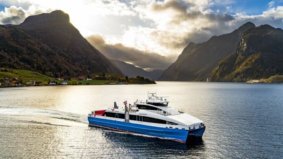 Hurtigbåten tar 73 passasjerer, har lastekran og dekk med plass til et vogntog på inntil 19 meter eller åtte biler. Foto: Brødrene Aa.
