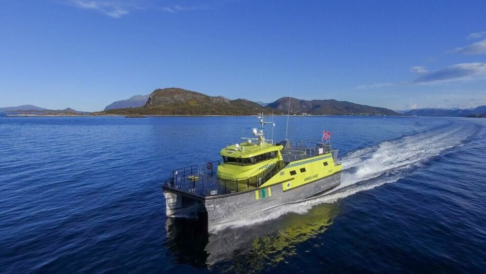 Etter vel fire måneders utrustning ved Maritime Partners verft i Ålesund er Norges største ambulanse-katamaran blitt overlevert til reder Loppa Legeskyssbåter i Øksfjord. Foto: Maritime Partner