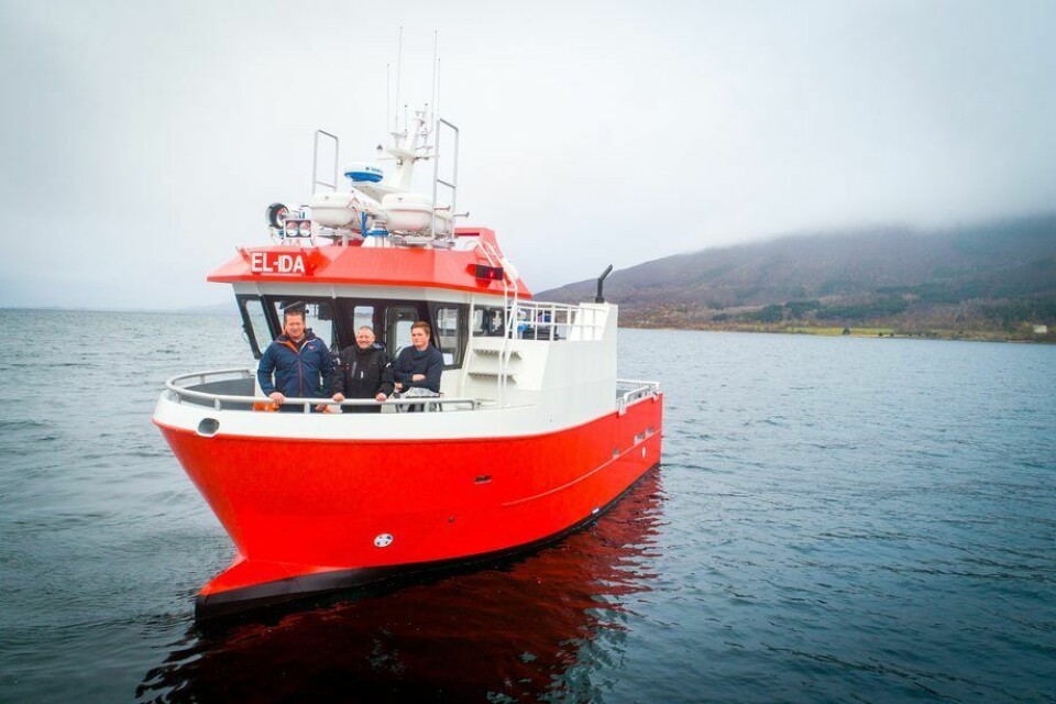 Mannskapet som hentet «El-Ida» i Brønnøysund seilte oppover til Bolga. Fra venstre: Driftsleder Oskar Hammer, Olafur Tavsen og Tom Hammer. Foto: Nova Sea.