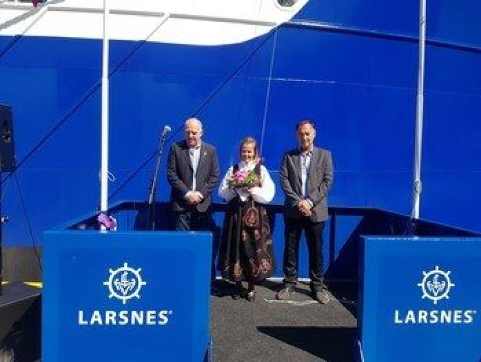 Fra venstre: Odd Einar Sandøy, reder og daglig leder i Rostein AS, Kristine Heggdal Kringstad, gudmor og Jarle Gunnarstein, verftsdirektør Larsnes. Marine Harvest hadde telt på kaia og serverte sushi til alle som møtte og overvar dåpen i solskinnet. Foto: Glen Bradley.