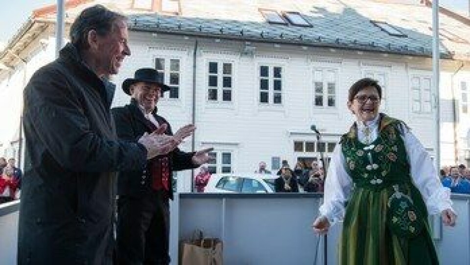 Kontraktene på bnr. 375 og 380 var et gjennombrudd for Kleven innen brønnbåtmarkedet. Bildet viser fra v. Ståle Rasmussen, Kleven, Roger Halsebakk, Sølvtrans og gudmor Lisbeth Berg-Hansen etter at nybygget er behørig døpt. Foto: Olav Thokle