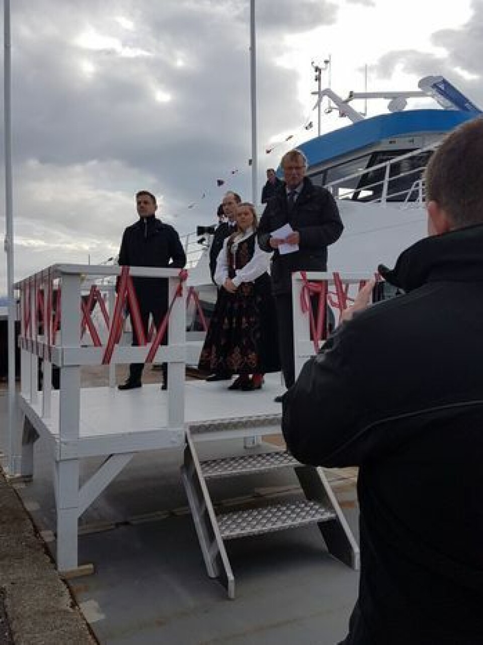 Fra dåpsseremonien. Verftsdirektør Gustav Oma ved mikrofonen. Foto: Oma Baatbyggeri