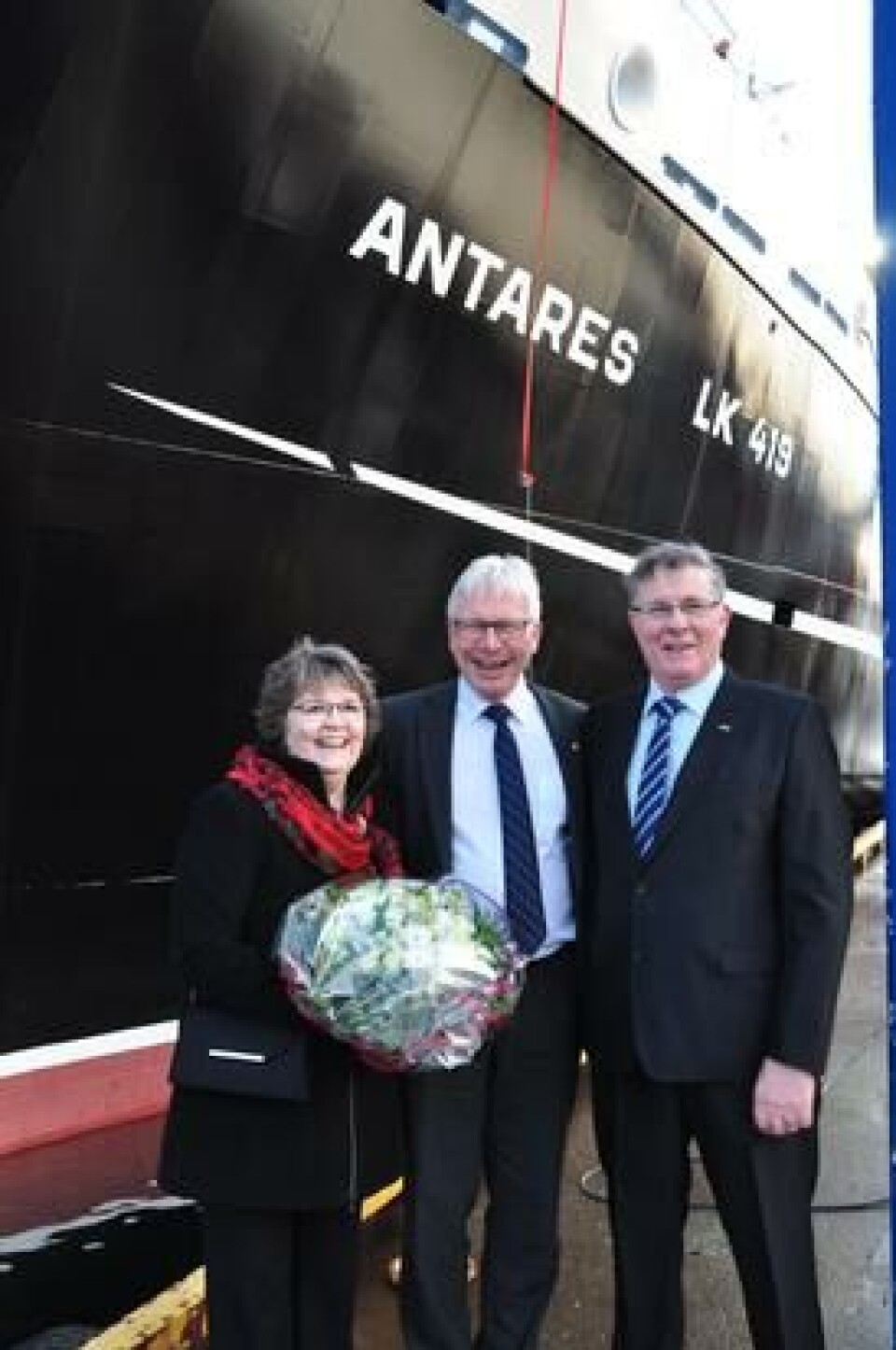 Verftseier Øyvind Iversen flankert av gudmor Irene Irvine og hennes ektemann og en av båtens skippere, Laurence Irvine.