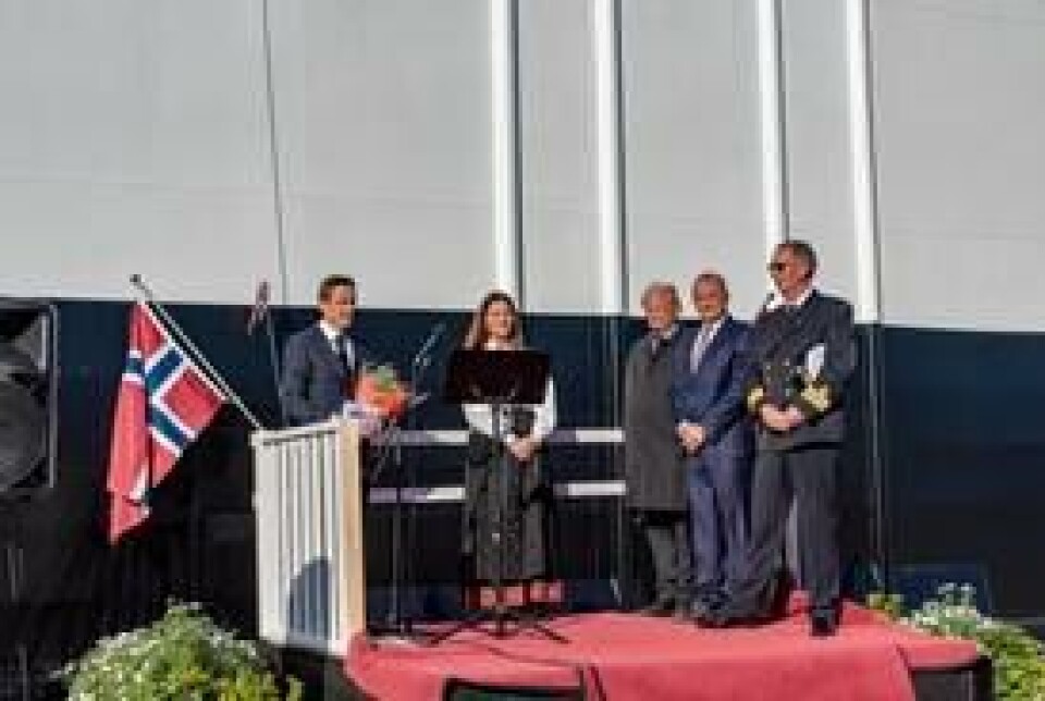 På dåpspodiet: Fra v. André Høyset (konst. adm.dir. Fjord1), gudmor Anne Karin Hamre, Pål W. Lorentzen (styreleder Fjord1), Adil Erkoc (styreleder ADA Shipyard) og Arvid Teige (skipsfører). Foto: Roger Anzjøn/freguency.no
