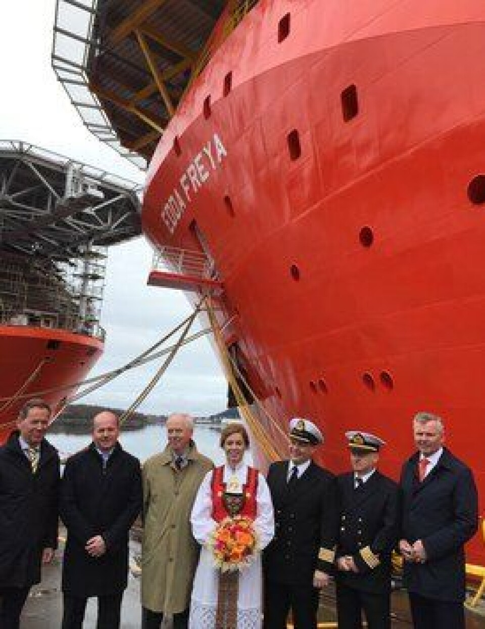 Stor dag: Konsernsjef i Kleven, Ståle Rasmussen, adm.dir. i Deep Ocean, Bart Heijermans, skipsreder Johannes Østensjø, gudmor Kjersti Bårdsen, kaptein Harald Nordstrand, chief Odd Helge Habbestad og adm.dir. i Østensjø Rederi, Kenneth Walland.
