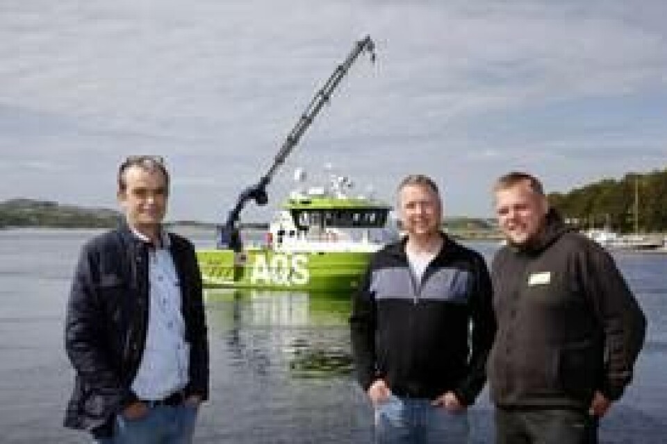 Tom Skotnes i Folla Maritime Service AS (til venstre) overleverer den nye servicekatamaranen «AQS Hermod» til prosjektleder Johnny Olsen og skipper Pål Anders Lauvsnes i AQS AS.