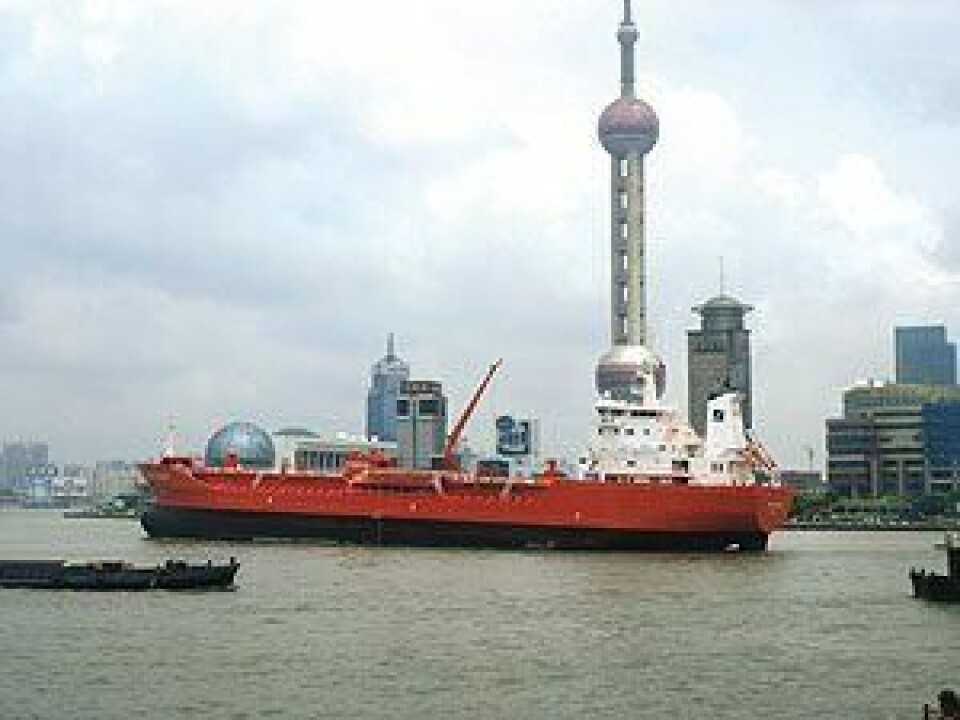 Bildet viser søsterskipet 'Sten Baltic', ved levering Shanghai. I bakgrunnen er det berømte TV-tårnet i Shanghai.