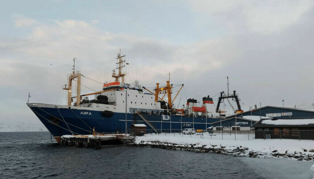 Partiene Høyre og Venstre vil ha regjeringen til å revurdere unntaket for russiske fiskefartøy.