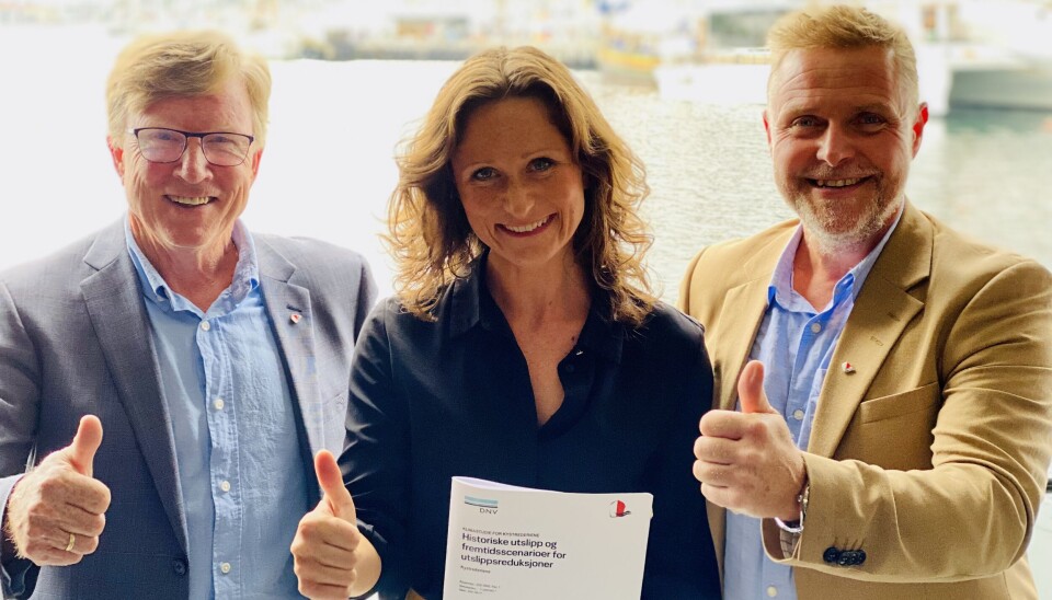 Styreleder Oskar Grimstad og adm. dir. Tor Arne Borge i Kystrederiene overrekker rapporten om klimastudier til Maria Varteressian, politisk rådgiver for Klima- og miljøvernminister Espen Barth Eide (Ap).