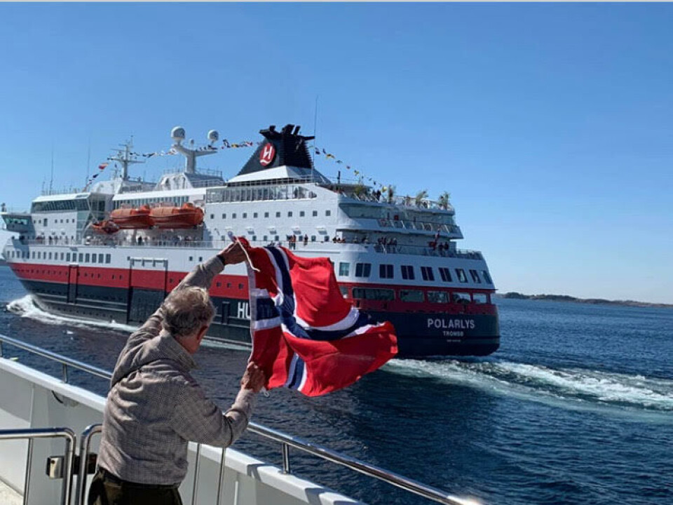 Akterutseilte 85 år gamle John fra Wales fikk vinke til sin kone Margareth da han suste forbi med norsk flagg på 17. mai. Foto: Arve Svenning.