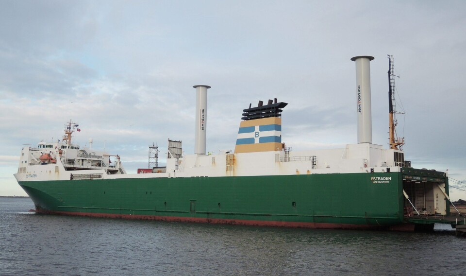 Pilotskipet 'Estraden' fikk sine rotorseil installert i november 2014. Foto: Norsepower