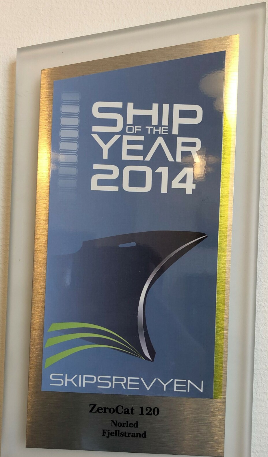 Siden ferjen ikke hadde fått et navn da prisen ble delt ut, står det ZeroCat 120 på plaketten