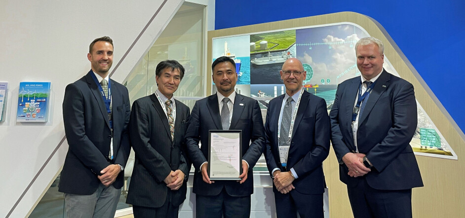 Prisutdelingen på MOLs Gastech-stand ble deltatt av (fra venstre): Martin Cartwright (Business Director Gas Carriers & FSRUs, DNV Maritime), Naoki Ueda (EVP Chief Strategy Officer, Mitsubishi Shipbuilding Co., Ltd.), Makoto Yamaguchi (konsernsjef og teknisk sjef, MOL), Johan-Petter Tutturen (Special Projects Manager Gas, DNV Maritime), og Vidar Dolonen (regional Manager Korea & Japan, DNV Maritime)
