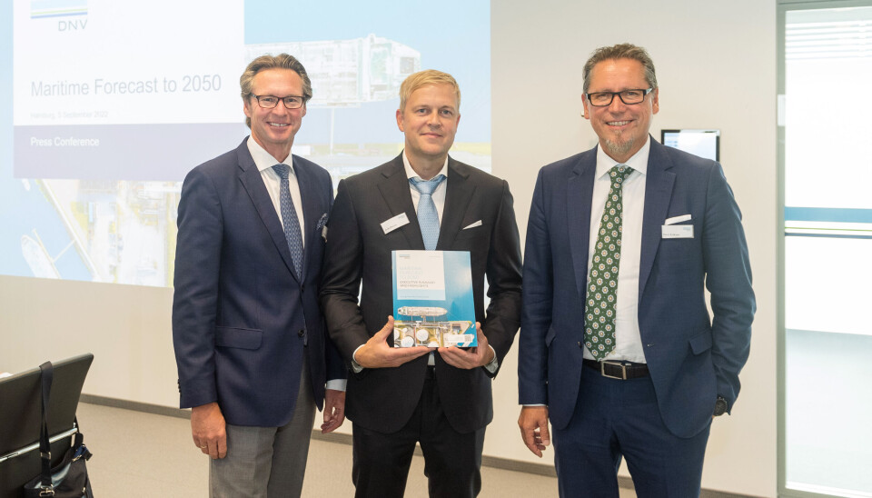 Maritime Forecast to 2050 pressekonferanse i Hamburg, 5. september 2022 (V to H): Knut Ørbeck-Nilssen (CEO Maritime, DNV), Eirik Ovrum (Principal Consultant & Report Author), Remi Eriksen (CEO, DNV) Maritime Forecast to 2050 pressekonferanse i Hamburg, 5. september 2022 (V to H): Knut Ørbeck-Nilssen (CEO Maritime, DNV), Eirik Ovrum (Principal Consultant & Report Author), Remi Eriksen (CEO, DNV)