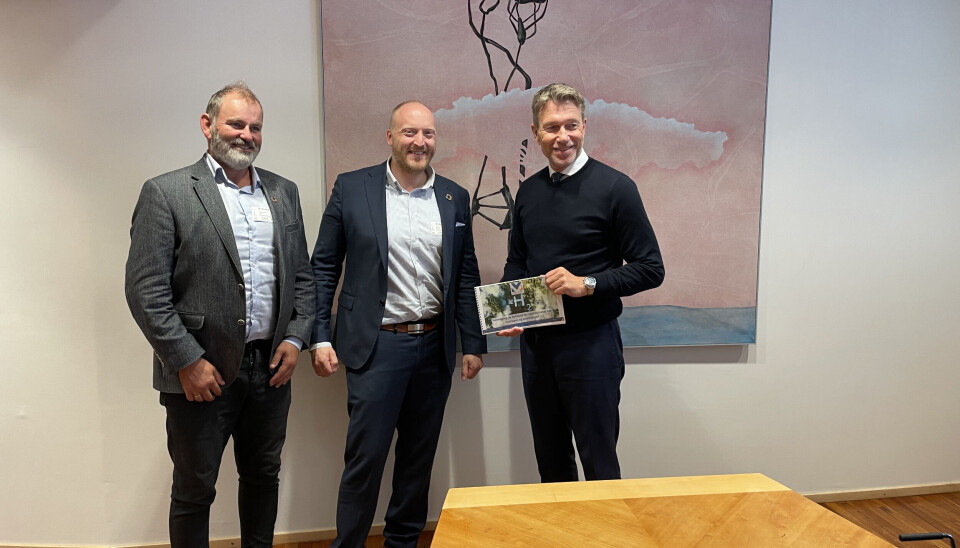 Tore Kallevåg og Willie Wågen i Sustainable Energy katapultsenter overrakte kartleggingen til Olje- og energiminister Terje Aasland tidligere i høst. Tore Kallevåg og Willie Wågen i Sustainable Energy katapultsenter overrakte kartleggingen til Olje- og energiminister Terje Aasland tidligere i høst.