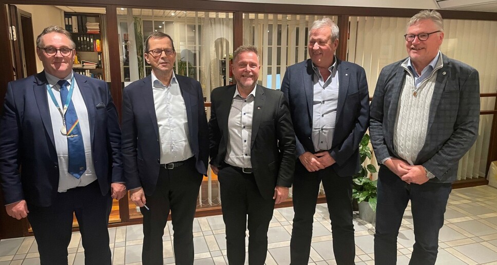 Fra venstre: Forhandlingslederne fra organisasjonene og mekleren. Hans Sande, Bjørn Lillebergen (mekler), Tor Arne Borge, Håkon Eidset og Jan-Erik Lundby.