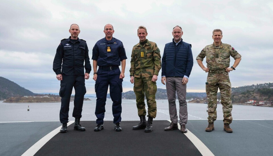 Fra venstre: Rune Andersen (Sjef i Forsvaret), Angus Essenhigh (Commander of the UK Carrier Strike Group), Eirik Kristoffersen (Forsvarssjef), Richard Wood (Storbritannias ambassadør) og Richard Pervin (Forsvarsattache). Fra venstre: Rune Andersen (Sjef i Forsvaret), Angus Essenhigh (Commander of the UK Carrier Strike Group), Eirik Kristoffersen (Forsvarssjef), Richard Wood (Storbritannias ambassadør) og Richard Pervin (Forsvarsattache).
