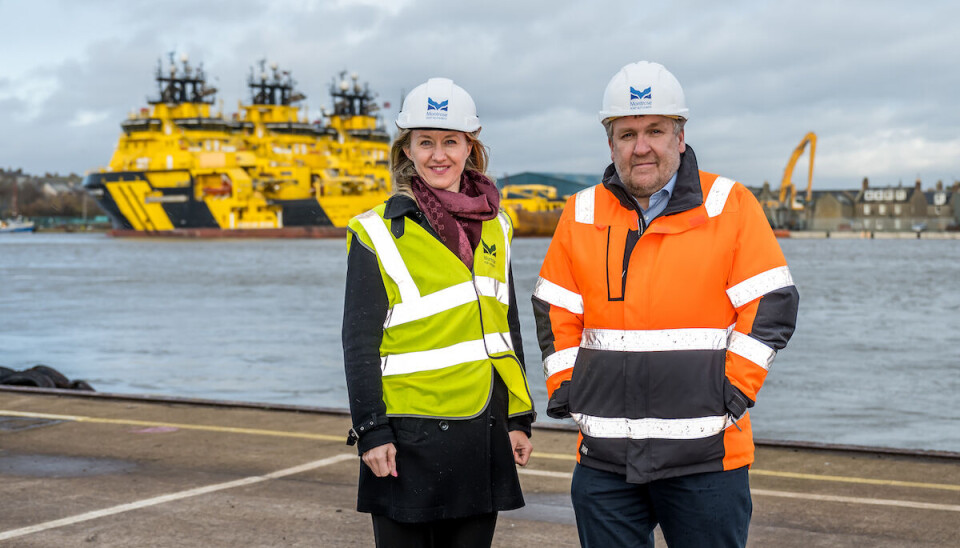 Maria Bos sammen med havnesjef i Montrose Tom Hutchison.