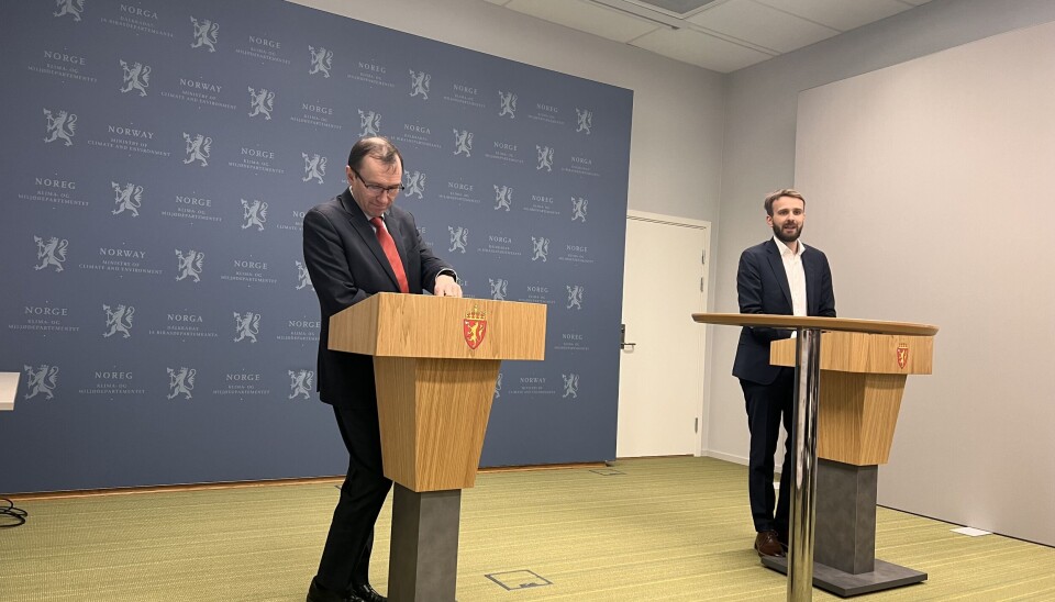 Klima- og miljøminister Espen Barth Eide (AP) og næringsminister Jan Christian Vestre (AP) har signert intensjonsavtalen om klimapartnerskap med næringslivet. Klima- og miljøminister Espen Barth Eide (AP) og næringsminister Jan Christian Vestre (AP) har signert intensjonsavtalen om klimapartnerskap med næringslivet.
