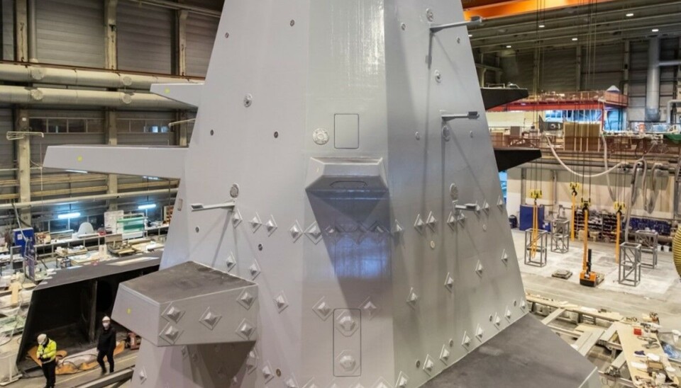 Bilde av en mastkonstruksjon i kompositt som har blitt levert fra Umoe Mandal til en av de tre første Type 26-fregattene