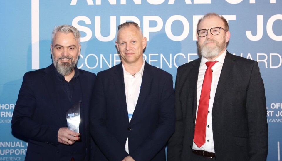 Fra venstre til høyre: Tom Jørann Giske, Senior Systems Engineer and Product Manager, SEAONICS, Efraim Kanestrøm, Senior Vice President Sales, Corvus Energy (sponsor av prisen) og Jarle Ødegård, Principle Engineer, SEAONICS. Fra venstre til høyre: Tom Jørann Giske, Senior Systems Engineer and Product Manager, SEAONICS, Efraim Kanestrøm, Senior Vice President Sales, Corvus Energy (sponsor av prisen) og Jarle Ødegård, Principle Engineer, SEAONICS.