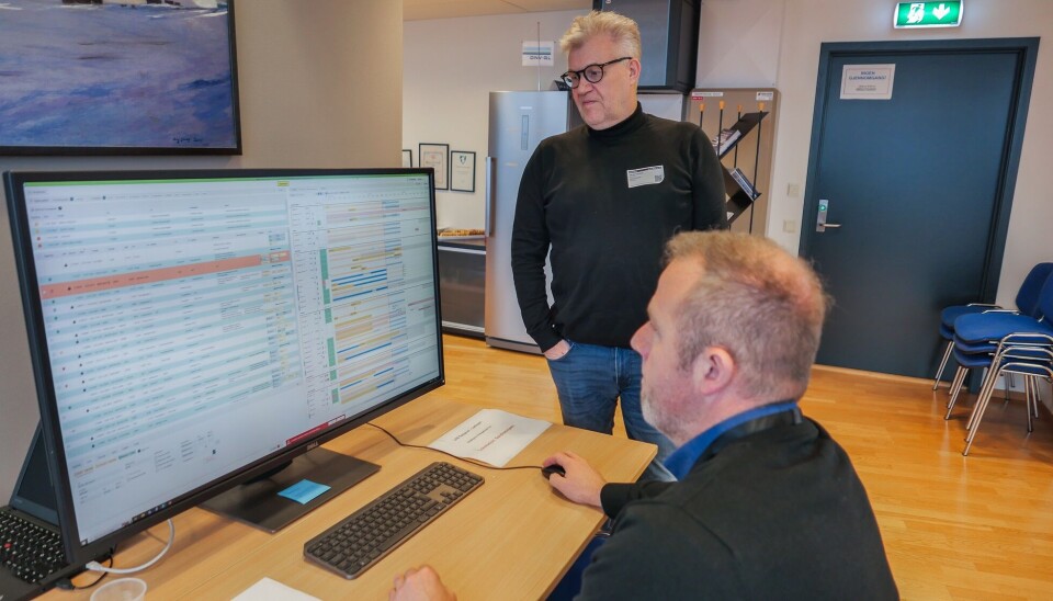 Eksterne brukere av Kystverkets tjenester vil ikke merke noe til de tekniske endringene som blir gjort for å utbedre losformidlingsdelen i meldingssystemet SafeSeaNet Norway, her demonstert av avdelingsleder Halvard Heimland (til høyre) og losformidler Tommy Bøe Holtan. Brukerne vil først og fremst merke forbedringene gjennom en mer effektiv håndtering av losbestillinger og bedre logistikkflyt i lostjenesten.