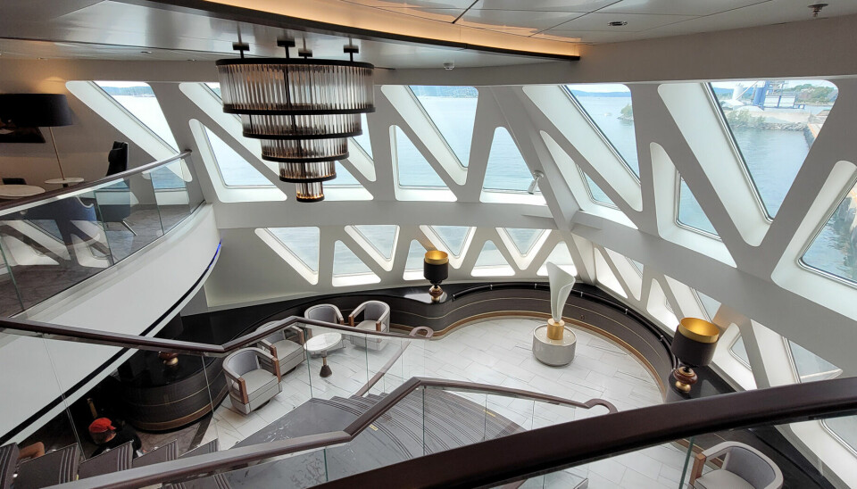 Panoramavindauge i den toetasjes salongen i baugen på eitt av dei andre skipa i INFINITY-klassen, 'Ocean Explorer'.