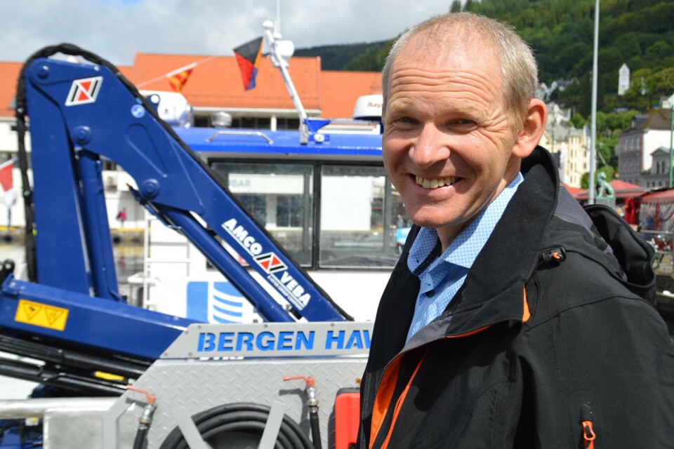 Daglig leder Håkon Tombre i Tombre Fiskeanlegg er glad for å få på plass enda en arbeidsbåt, nå håper han at selskapet kan gjøre flere arbeidsoperasjoner selv. Foto: Therese Soltveit.