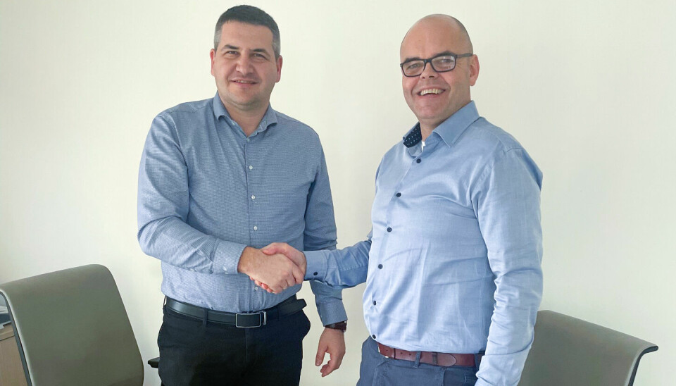 Etter en ni måneder lang oppkjøpsprosess, signerte Boyan Bonev, direktør i Breeze Ship Design Bulgaria (til venstre), og Ove Wilhelmsen, administrerende direktør i Breeze Ship Design, avtalen i januar 2023