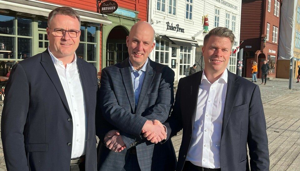 De tre partnerne i prosjektet feirer signeringen i solen på Bryggen i Bergen. Fra venstre: Rune Risnes (leder akvakultur Salt Ship Design AS, John Marshall (leder for Benchmark Animal Health) og Frank Edvard Vike (CSO I MMC First Process