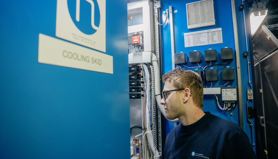 En av NES sine serviceingeniører som jobber med oppdraderingsarbeid.