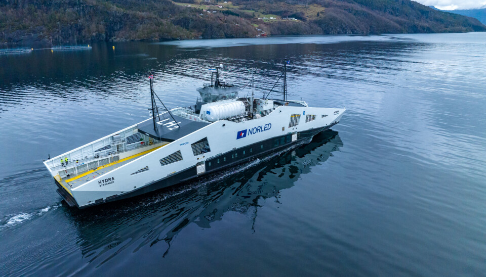 MF «Hydra» med den hvite hydrogentanken godt synlig. Dampen er vanndamp. MF «Hydra» med den hvite hydrogentanken godt synlig. Dampen er vanndamp.