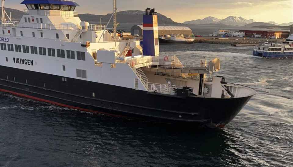 «Vikingen» sleit seg frå fortøyningane ved hamna i Sandnessjøen.