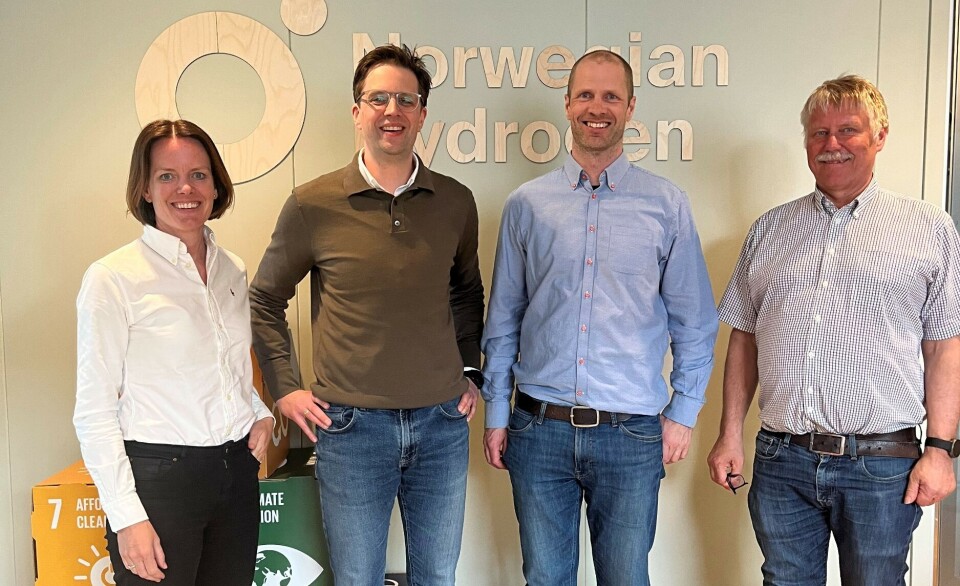 Fra venstre; Marianne Nærø, Head of Projects i Norwegian Hydrogen, Andreas
Wenaas Østigård, prosjekleder i Norwegian Hydrogen, Bernt Are Lervåg, distrikssjef
PEAB K. Nordang AS, Arnfinn Framhus, prosjektleder i PEAB K. Nordang AS.