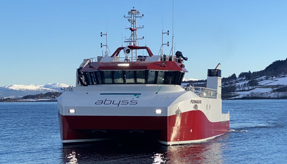 Fartøyet har en stor batteripakke og er
utstyrt med innredning for syv personer, 60t dekksvinsj, platelås fra Ocein, tauepinner, store kraner og
et arbeidsdekk på 170 m2.