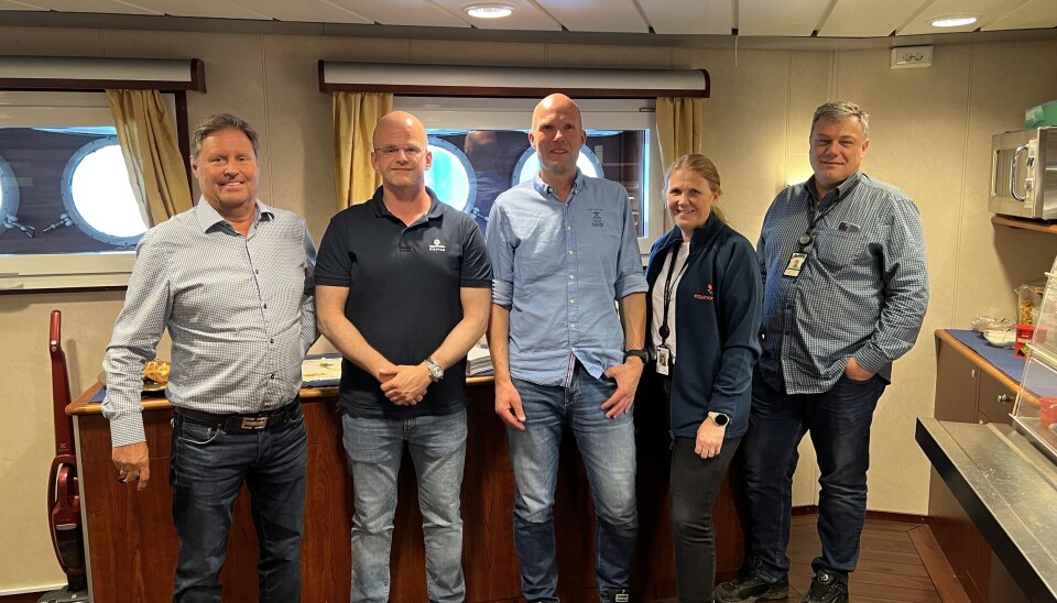 Representantar frå Havila Shipping, Equinor og CCB Mongstad samla for å markere Mongstad-rekorden. F.v. COO Runar Smådal, kaptein Runar Frøytun, Svein Daniel Bjordal frå Equinor og leiar for Mongstad base, Janne Thomassen, og operasjonskoordinator ved basen, Arve Jostein Soltveit.