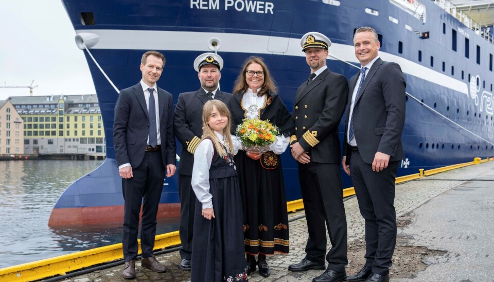 Fra venstre: Verftsdirektør på Vard Brattvåg og Vard Søviknes, Arnt Inge Gjerde, chief på Rem Power, Eivind Eik, gudmor, Christin Engh, kaptein på Rem Power, Glenn Gåsø, CEO Rem Offshore, Lars Conradi Andersen. Foran står blomsterpike Elida Giske Ingjerd.