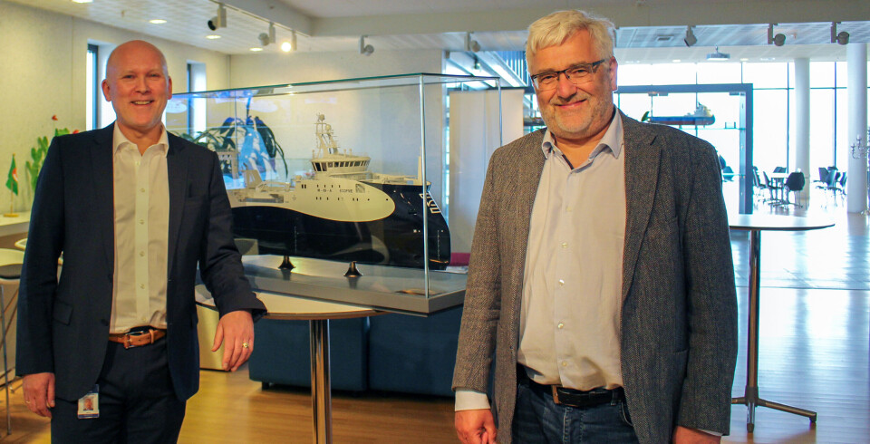 Daglig leder Runar Muren i Ulstein Design & Solutions (t.v) sammen med administrerende direktør i Tore Roaldsnes