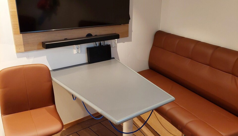 Praktiske og flotte møbler om bord.