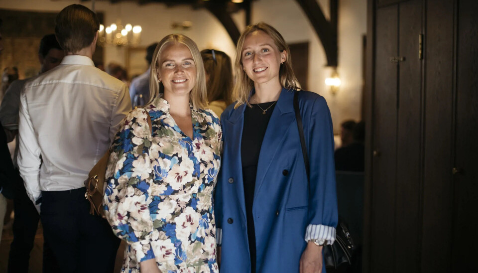 Tidligere trainee Andrea Rognstad (Høegh LNG) og nåværende trainee Julie Lindberg (Skuld) ga studentene et innblikk i sine erfaringer med programmet. Tidligere trainee Andrea Rognstad (Høegh LNG) og nåværende trainee Julie Lindberg (Skuld) ga studentene et innblikk i sine erfaringer med programmet.