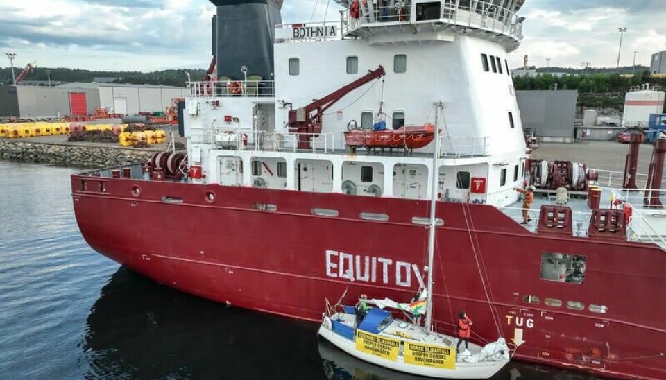 Aktivister fra Greenpeace Norden gikk søndag kveld gått til aksjon mot et tankskip på Mongstad som frakter giftig avfall for Equinor.