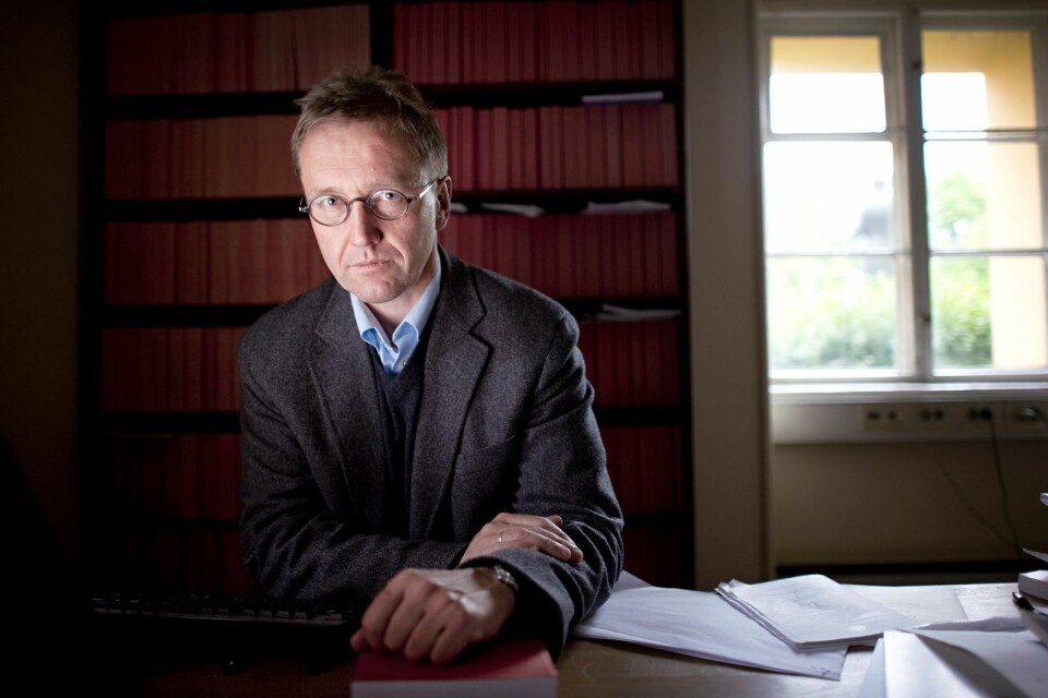 Sammen med stipendiat Hanna Vik Furuseth har Finn Arnesen skrevet et lovforslag som kan sikre norske lønns- og arbeidsvilkår på norsk sokkel. Foto: UiO/NIFS. Fotograf: Hilde Lillejord