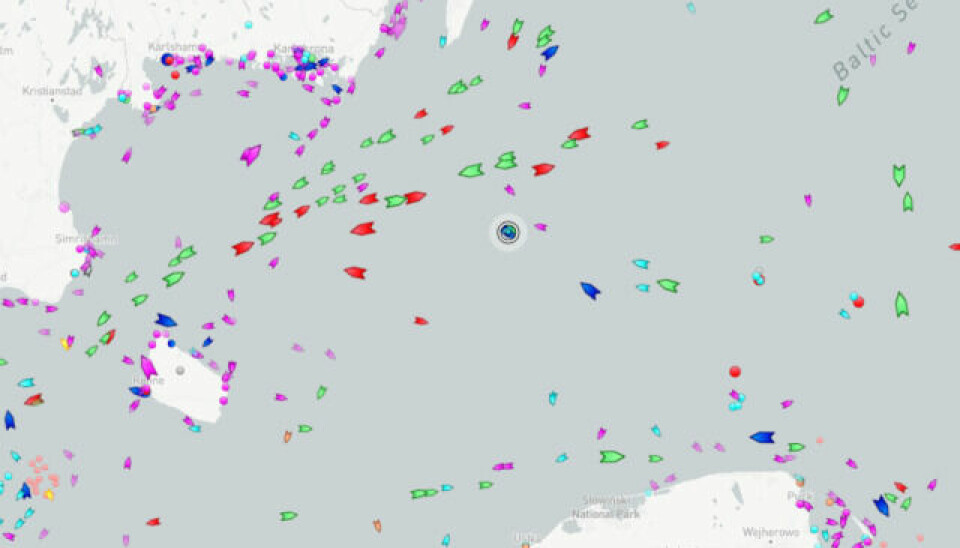 Flere skip bistår i redningsaksjonen i Østersjøen.