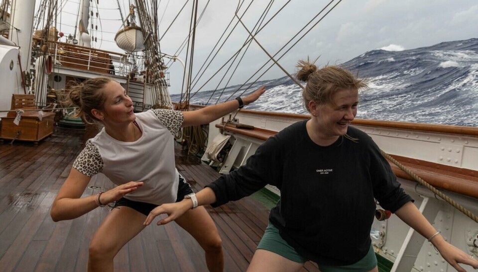 «Statsraad Lehmkuhl» seilte gjennom to tyfoner, med sterk vind og røff sjø, utfor Japan høsten 2022. F.v. Judith Thu Ølberg og Astrid Bergland.
