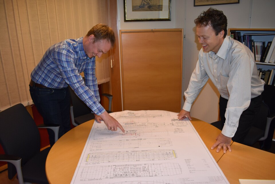 En papirtegning av «Hydra» er hentet frem til ære for fotografen. Ikke ofte at ingeniørene i LMG Marin står slik, men det hender, sier Per Martin Martinussen. Torbjørn Bringedal (t.h) Foto: Gustav Erik Blaalid En papirtegning av «Hydra» er hentet frem til ære for fotografen. Ikke ofte at ingeniørene i LMG Marin står slik, men det hender, sier Per Martin Martinussen. Torbjørn Bringedal (t.h) Foto: Gustav Erik Blaalid