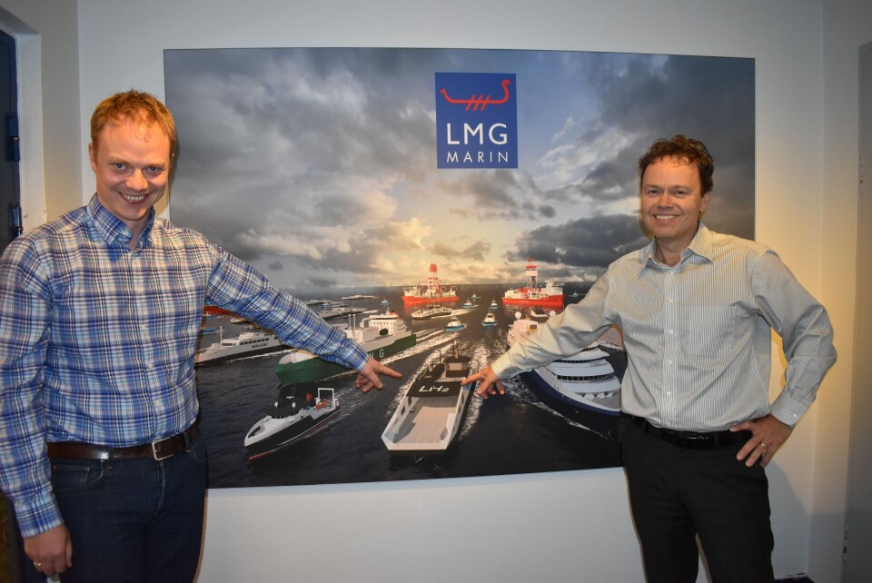 Per Martin Martinussen (t.v) og Torbjørn Bringedal peker stolt ut «Hydra» - vinneren av Ship of the Year 2021 Per Martin Martinussen (t.v) og Torbjørn Bringedal peker stolt ut «Hydra» - vinneren av Ship of the Year 2021
