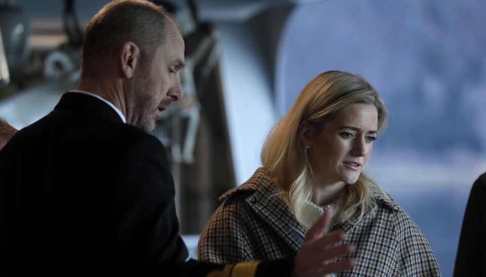 Justisminister Emilie Enger Mehl (SP) var Gudmor for det nye skipet. Her er hun sammen med Sjef Sjøforsvaret, Rune Andersen