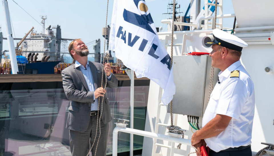 Administrerende direktør Bent Martini heiser rederiflagget til Havila Kystruten om bord på «Havila Polaris». Til høyre: kaptein Kurt Harald Nærbø.
